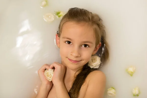 Péče Pleť Relaxace Koupel Roztomilé Usmívající Dívka Mokrými Vlasy Mléce — Stock fotografie