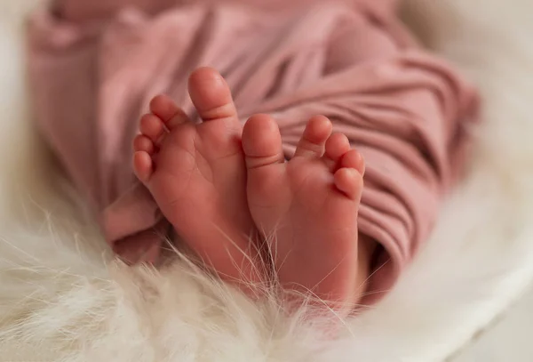 Maternità Neonato Nascita Carino Piedi Minuscoli Neonato Una Fasciatura Rosa Foto Stock