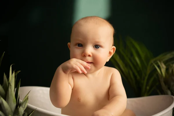 Higiene Baño Trópicos Lindo Bebé Sonriente Toma Baño Leche Con — Foto de Stock