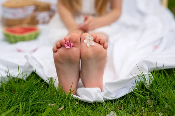 Saúde Infância Descalço Pés Uma Criança Com Flores Entre Dedos — Fotografia de Stock