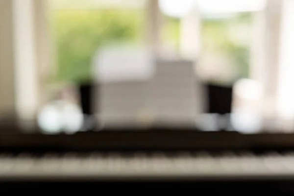 Hudba Klavír Hudební Lekce Rozmazané Elektronické Piano Notami Květinami Před — Stock fotografie