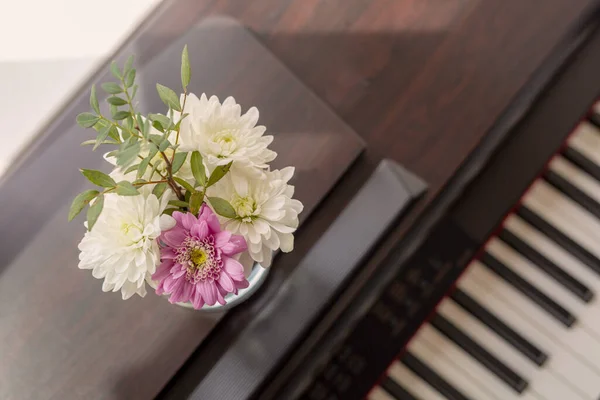 Hudba Klavír Hudební Lekce Elektronické Piano Notami Květinami Před Domovským — Stock fotografie
