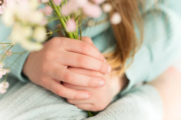 아이들의 청록색 양복을 귀여운 어린이 가손에 꽃다발을 초점을 맞추고 — 스톡 사진