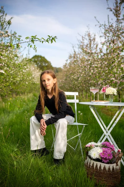 Jablečný Sad Kvetoucí Piknik Roztomilá Dívka Dlouhými Vlasy Bílých Pytlovitých — Stock fotografie