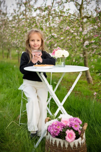 Jablečný Sad Dětství Džus Roztomilá Usměvavá Dívka Dlouhými Vlasy Bílých — Stock fotografie
