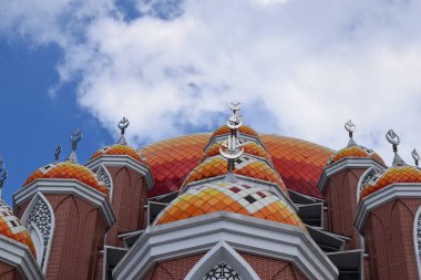 99 kubbesi olan büyük bir cami. 99. Kubbe Camii, Endonezya 'da ilginç bir mimarisi var.