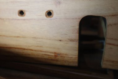 Masa başındaki ahşap bir yelkenlinin minyatür parçası.