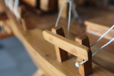 Masa başındaki ahşap bir yelkenlinin minyatür parçası.