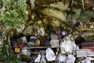 Coffins and graves were placed in rock cliffs. This method is a tradition used as a grave for people who died in the Tana Toraja tribe, Sulawesi