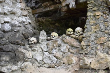 Coffins and graves were placed in rock cliffs. This method is a tradition used as a grave for people who died in the Tana Toraja tribe, South Sulawesi, Indonesia