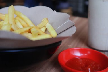 Patates kızartması ya da masada ketçaplı patates cipsi..