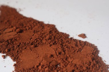 Beyaz arka plan üzerinde izole kahve telvesi