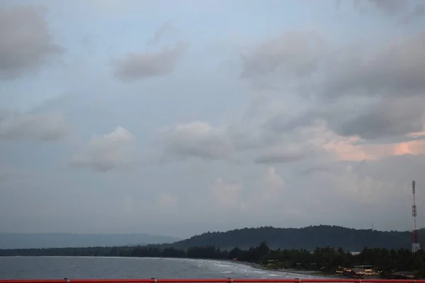 都市間の交差点の橋の終わり 赤フェンスで囲まれたビーチの景色と Youtefa Jayapura パプア州 — ストック写真