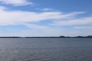 Deniz suyu sakin ve ada karşıya bakıyor..