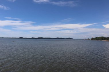 Deniz suyu sakin ve ada karşıya bakıyor..