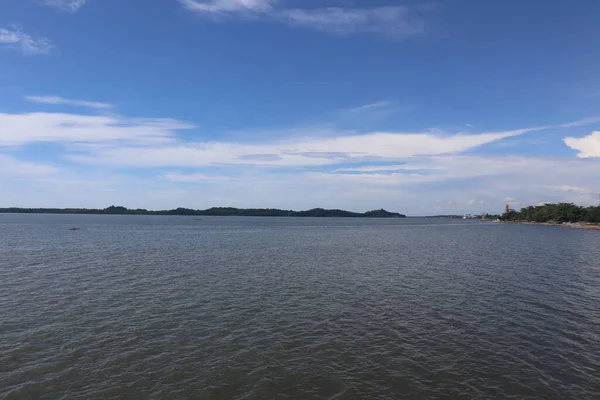 Das Meerwasser Ist Ruhig Und Die Insel Blickt Hinüber — Stockfoto