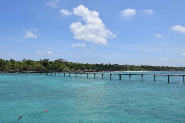 印度尼西亚Pamatata Selayar群岛海港周围的景观 蓝色海水和阳光充足的天气 — 图库照片