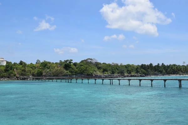 印度尼西亚Pamatata Selayar群岛海港周围的景观 蓝色海水和阳光充足的天气 — 图库照片