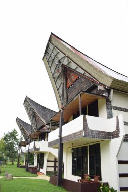 Kuzey Toraja, Endonezya. 21 Eylül 2022. Otel Misiliana Toraja Utara. Geleneksel bir Tongkonan evinin çatısına sahip..