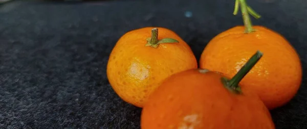 Fresh Sicilian Orange Mandarin Green Leaves Black Background — 图库照片