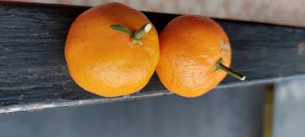 西西里新鲜橙子黑铁质背景的曼达林 — 图库照片