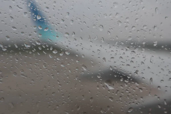 Uçak Penceresindeki Yağmur Damlaları Uçağın Bulanık Fotoğrafı — Stok fotoğraf