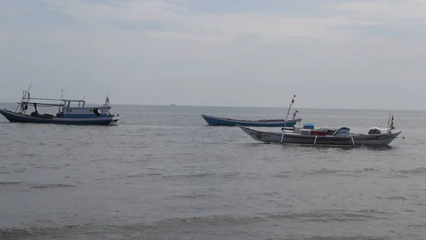 Sahilde Oynayan Çocuklar Arka Planda Balıkçı Tekneleri — Stok fotoğraf