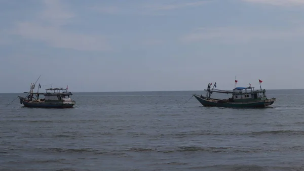 Crianças Brincando Praia Com Barcos Pesca Segundo Plano — Fotografia de Stock