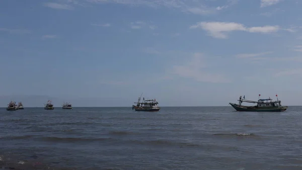 Kinder Spielen Strand Hintergrund Fischerboote — Stockfoto
