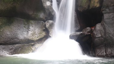 Güzel şelalenin panoramik manzarası Endonezya 'da turistler için favori bir yerdir. Bantimurung-Bulusaraung Milli Parkı 'nda.