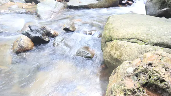 Čistá Voda Teče Řece Mezi Skalami — Stock fotografie