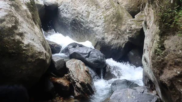 Agua Clara Fluye Río Entre Las Rocas — Foto de Stock