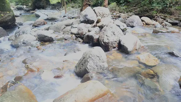 Água Limpa Flui Rio Entre Rochas — Fotografia de Stock