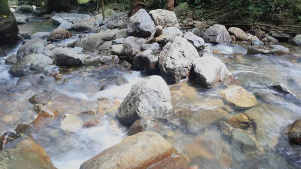 Kayaların Arasındaki Nehirde Temiz Akıyor — Stok fotoğraf