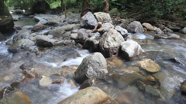 Água Limpa Flui Rio Entre Rochas — Fotografia de Stock
