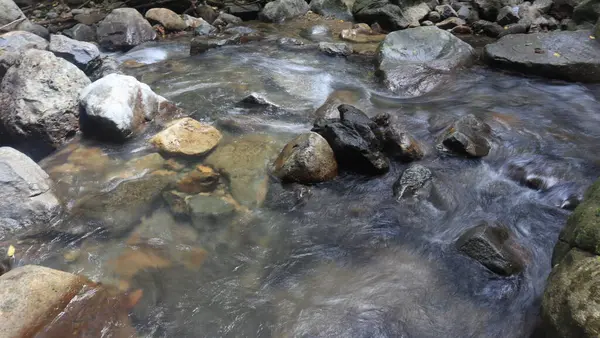 Acqua Limpida Scorre Fiume Tra Rocce — Foto Stock