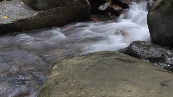 Καθαρό Νερό Ρέει Ένα Ποτάμι Ανάμεσα Στα Βράχια — Φωτογραφία Αρχείου