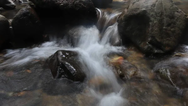 Klares Wasser Fließt Einem Fluss Zwischen Den Felsen — Stockfoto