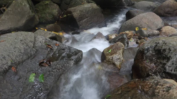 岩の間の川にはきれいな水が流れている — ストック写真
