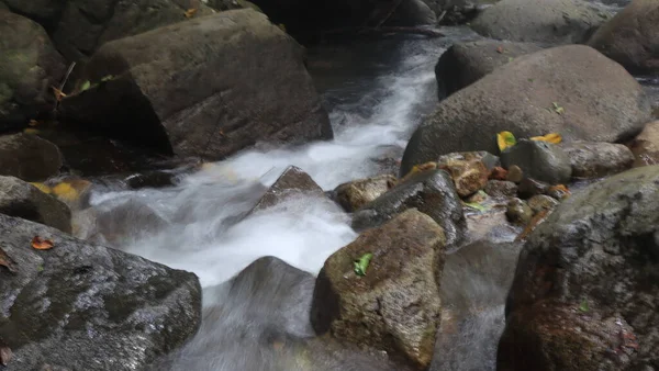 Καθαρό Νερό Ρέει Ένα Ποτάμι Ανάμεσα Στα Βράχια — Φωτογραφία Αρχείου