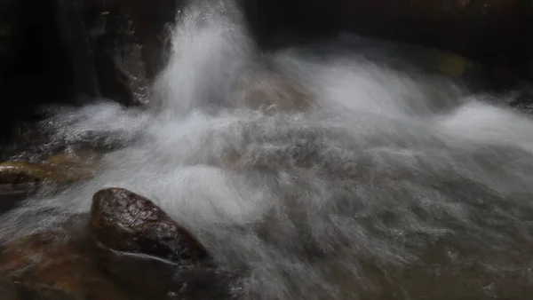 Acqua Limpida Scorre Fiume Tra Rocce — Foto Stock