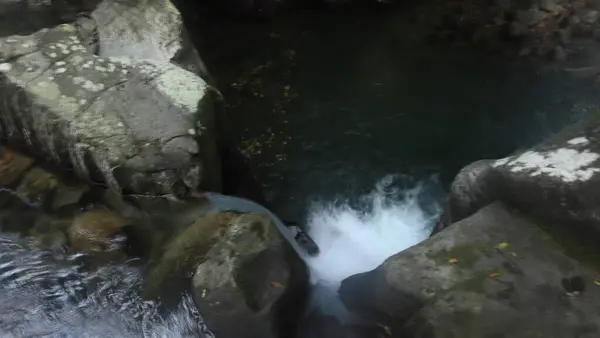 岩の間の川にはきれいな水が流れている — ストック写真