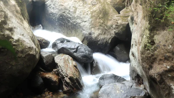 清澈的水流在岩石之间的河里 — 图库照片