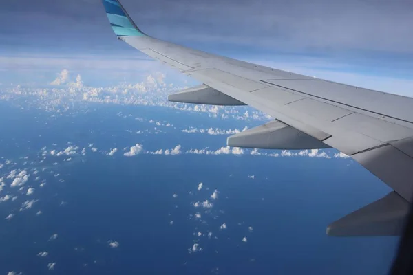 Dżakarta Indonezja Grudnia 2022 Skrzydła Samolotu Widoczne Okna Tuż Wylądowaniu — Zdjęcie stockowe