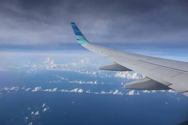 자카르타 인도네시아 2022년 12월 21일 비행기의 날개는 창문에서 있습니다 — 스톡 사진