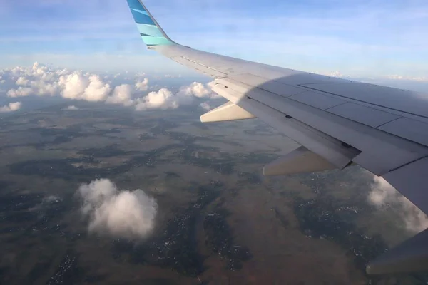 자카르타 인도네시아 2022년 12월 21일 비행기의 날개는 창문에서 있습니다 — 스톡 사진