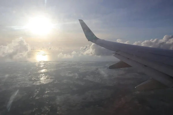 インドネシア ジャカルタ 2022年12月21日 飛行機の翼は 着陸直後に窓から見える — ストック写真