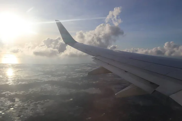 Dżakarta Indonezja Grudnia 2022 Skrzydła Samolotu Widoczne Okna Tuż Wylądowaniu — Zdjęcie stockowe