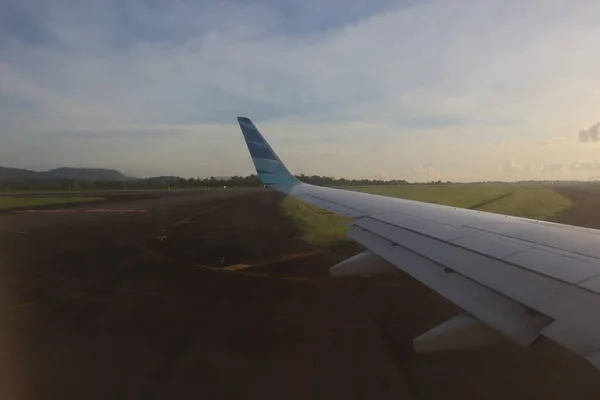 Yakarta Indonesia Diciembre 2022 Las Alas Del Avión Son Visibles —  Fotos de Stock