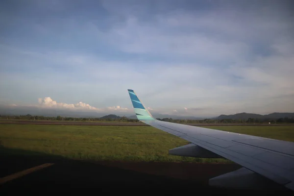 Jakarta Indonésie Prosince2022 Křídla Letadla Jsou Viditelná Okna Krátce Přistání — Stock fotografie
